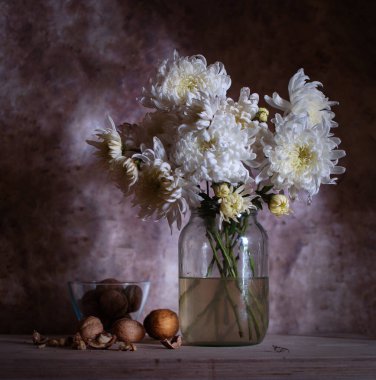 Durgun hayat kasımpatı çiçekleri ve cevizlerden toplanır..