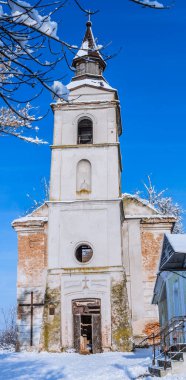 Tepede karla kaplanmış eski bir kilise duruyor..