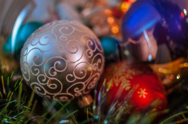 Noel süslemeleri - oyuncaklar, balolar veya hayvan figürleri, insanlar, ev eşyaları, Noel ağacını süsleyen hediyeler.