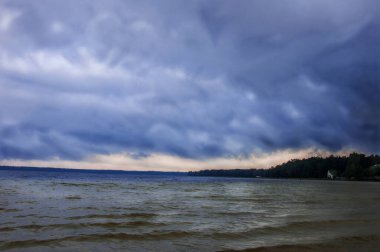 Göl üzerinde fırtına bulutları