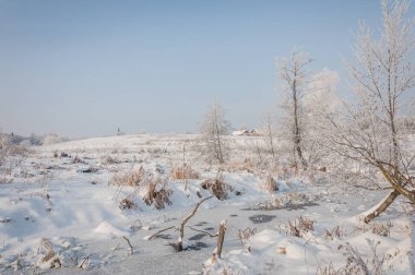 Kış büyüleyicidir karla, kışın soğuğu köyleri ve kasabaları kaplamıştır..