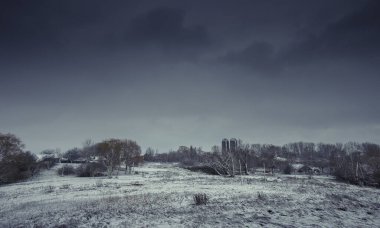 Kar fırtınasında, iki karanlık ve korkunç gece kulesi.