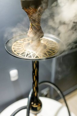 Salon barında lüks nargile tüttür..  