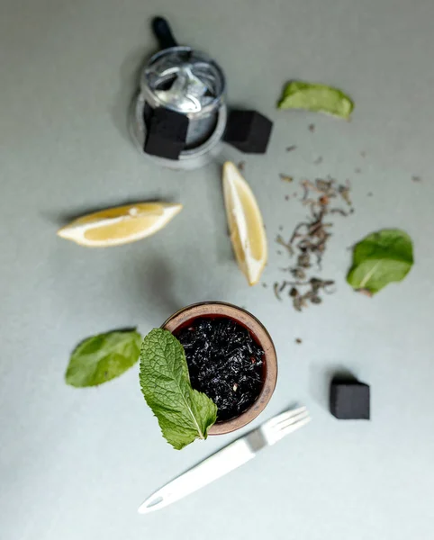 Tigela Narguilé Com Tabaco Preto Aromático Com Limão Hortelã Mesa — Fotografia de Stock