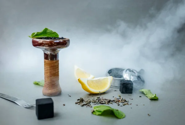 Tigela Narguilé Com Tabaco Preto Aromático Com Limão Hortelã Mesa — Fotografia de Stock