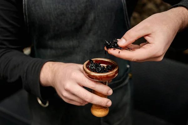 Mestre Narguilé Segura Uma Tigela Com Tabaco Preto Suas Mãos — Fotografia de Stock