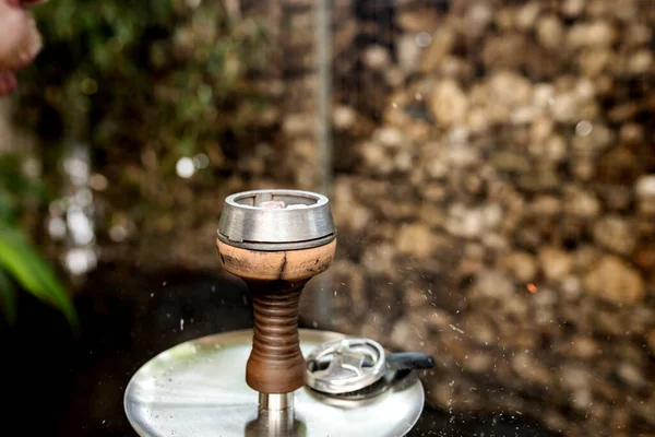 Fumante Narguilé Sopra Uma Tigela Com Tabaco Aquecedor Carvão Coco — Fotografia de Stock