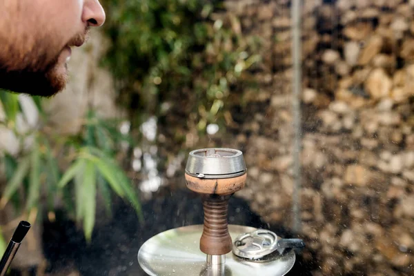 Fumante Narguilé Sopra Uma Tigela Com Tabaco Aquecedor Carvão Coco — Fotografia de Stock