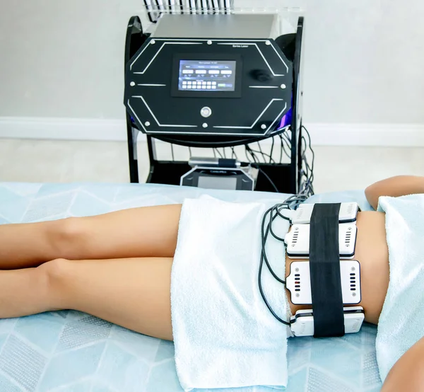 Een Schoonheidssalon Een Meisje Voert Een Hardware Procedure Voor Gewichtsverlies — Stockfoto