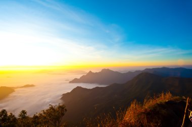 gün batımında phu chi fa forest park