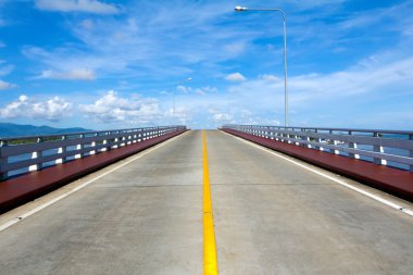 boş kırsal yol gidip gökyüzüne