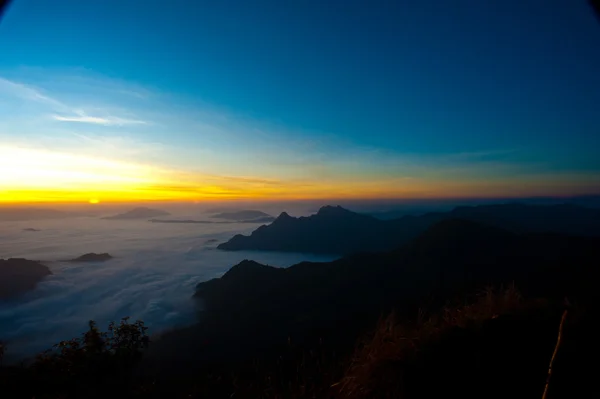 Západ slunce na phu chi fa forest park — Stock fotografie