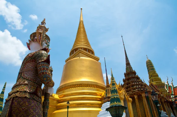 Pagoda de oro del templo de Wat Phra Kaew —  Fotos de Stock