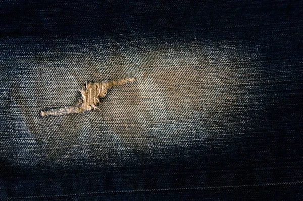 Dettaglio del denim blu strappato, vista frontale jean — Foto Stock