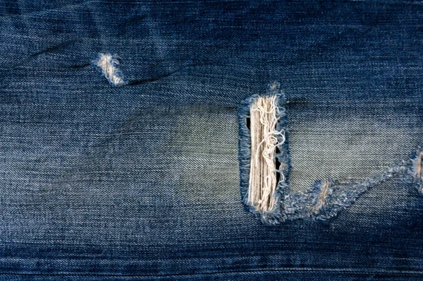 Dettaglio del denim blu strappato, vista frontale jean — Foto Stock