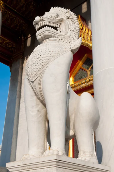 Een van de twee marmeren leeuwen bij de ingang van de tempel — Stockfoto