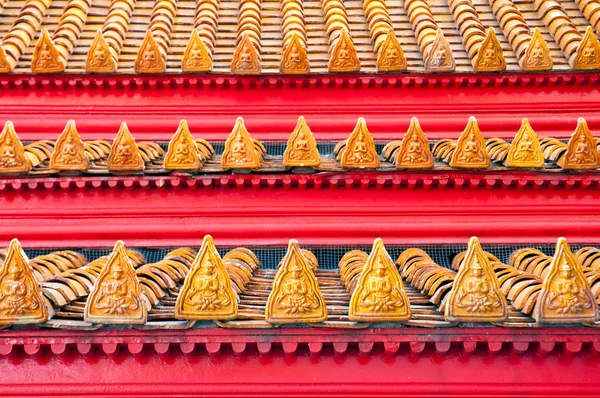 Thaise stijl boeddhisme tempel dakpannen — Stockfoto