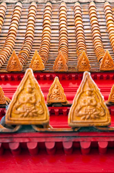 Thaise stijl boeddhisme tempel dakpannen — Stockfoto