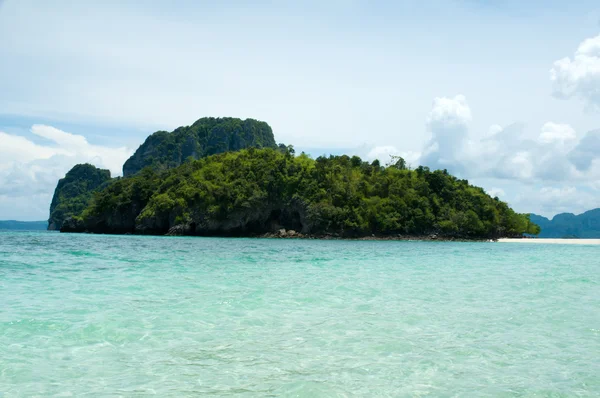 Isla remota tropical en el océano — Foto de Stock