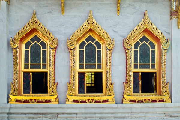 Ventana del templo de budismo de estilo tailandés — Foto de Stock