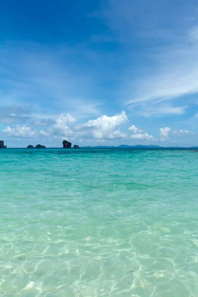 Isola tropicale remota nell'oceano — Foto Stock