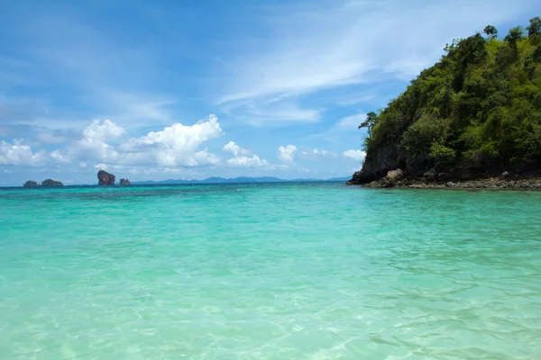 Tropical remote island in the ocean — Stock Photo, Image