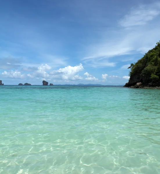 Isola tropicale remota nell'oceano — Foto Stock