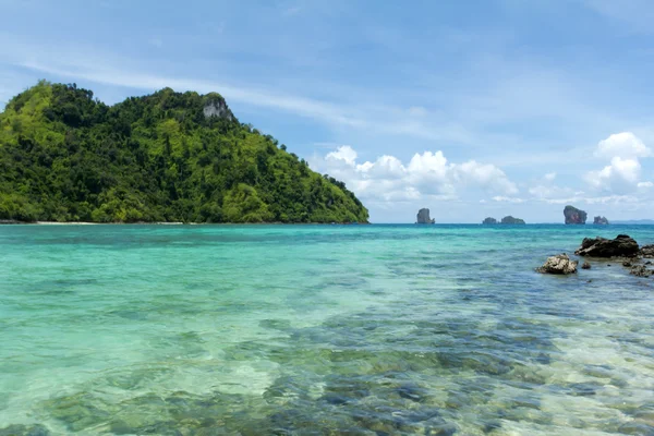Tropiska avlägsen ö i havet — Stockfoto