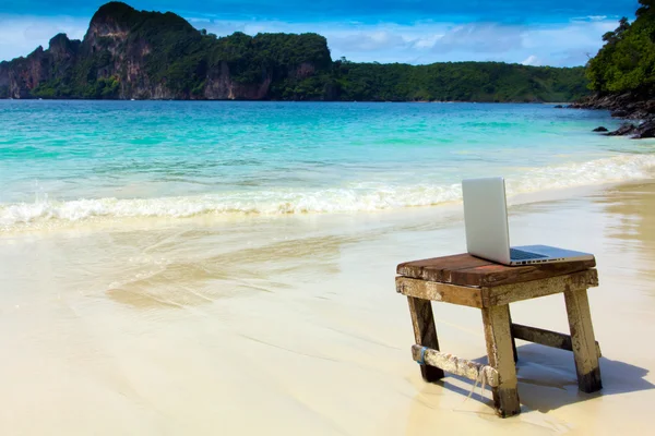 Computadora portátil en la playa — Foto de Stock