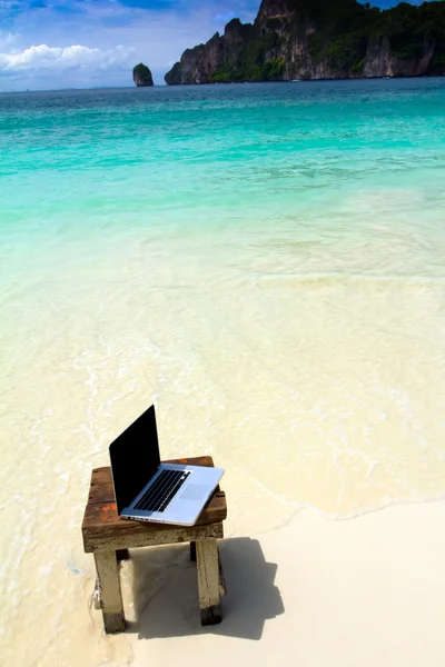 Computer laptop op strand — Stockfoto