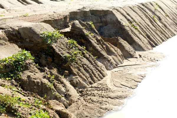 Разрушенный берег маленькой реки — стоковое фото