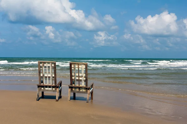 Två trä duk stolar på tropisk strand — Stockfoto