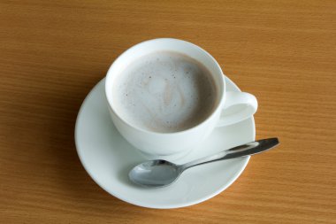 bir fincan sıcak çikolata kremalı