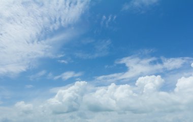 Küçük bulutlu mavi gökyüzü arkaplanı