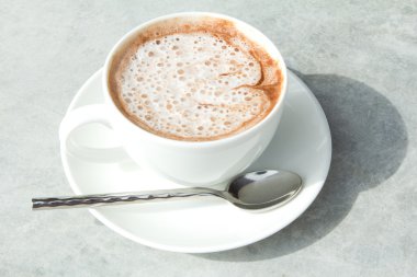 bir fincan sıcak çikolata kremalı