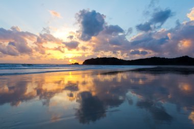 tropik sahil günbatımı gökyüzü ışıklı bulutlar ile