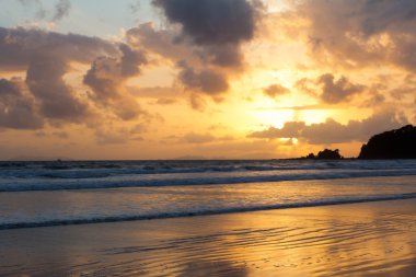 tropik sahil günbatımı gökyüzü ışıklı bulutlar ile