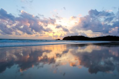 tropik sahil günbatımı gökyüzü ışıklı bulutlar ile