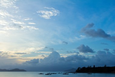 tropik sahil günbatımı gökyüzü ışıklı bulutlar ile