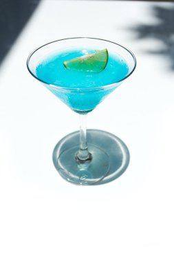 Mavi margarita kokteyl martini cam dondurulmuş