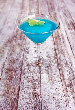Mavi margarita kokteyl martini cam dondurulmuş