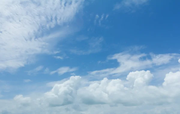 Синій фон неба з крихітними хмарами — стокове фото