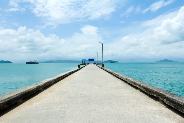 Voetgangersbrug over turquoise Oceaan — Stockfoto