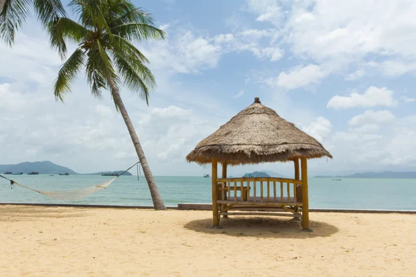 Muhteşem plaj palmiye ağacı üzerinde sandalye ile tropikal çardak — Stok fotoğraf