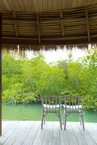 Два білих дерев'яних полотна стілець на приватній терасі — стокове фото