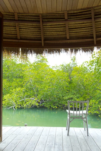 Один білий дерев'яний полотняний стілець на приватній терасі — стокове фото