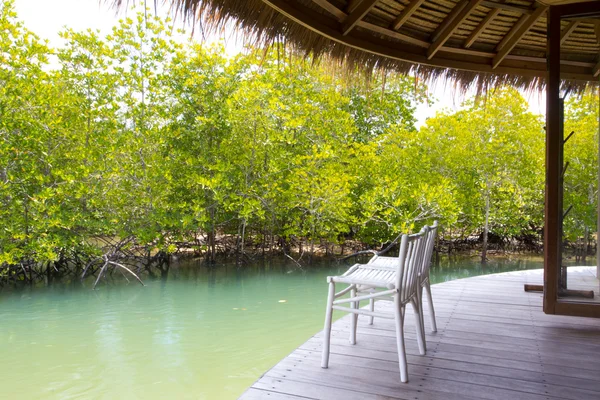 Dos sillas de lona de madera blanca en terraza privada — Foto de Stock