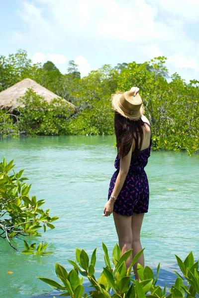 Elégante jeune femme dans un chapeau debout — Photo