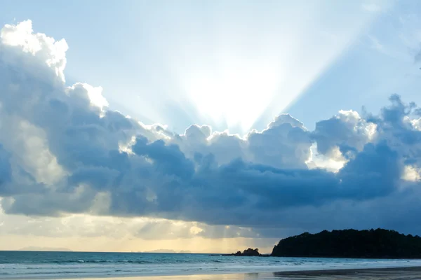 Tropischer Strand Sonnenuntergang Himmel mit beleuchteten Wolken — Stockfoto