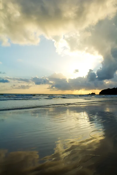 Tropischer Strand Sonnenuntergang Himmel mit beleuchteten Wolken — Stockfoto